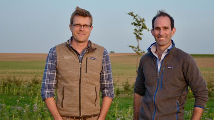 « Soil Capital Carbon, c’est un moyen d’aller chercher une meilleure rentabilité économique au travers de la fertilité des sols », explique Chuck de Liederkeke (à dr.), ici avec Nicolas Verschuere.